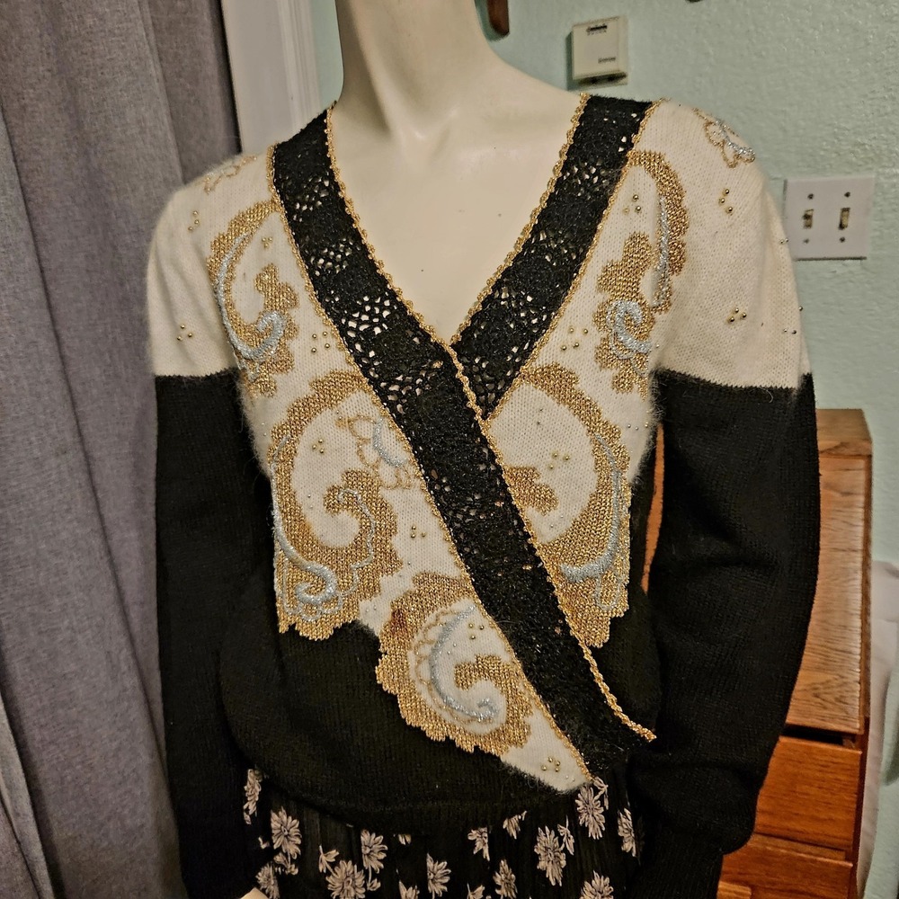 Vtg 90s Black Cream Gold Embroidered Metallic Beaded V Neck Sweater Size M Retro
